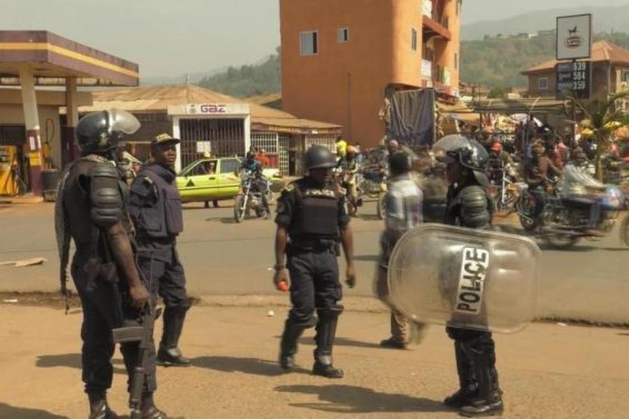 Des policiers dans la ville de Yaoundé prêts à réprimer les manifestants, avant la manifestation du 22 septembre. 